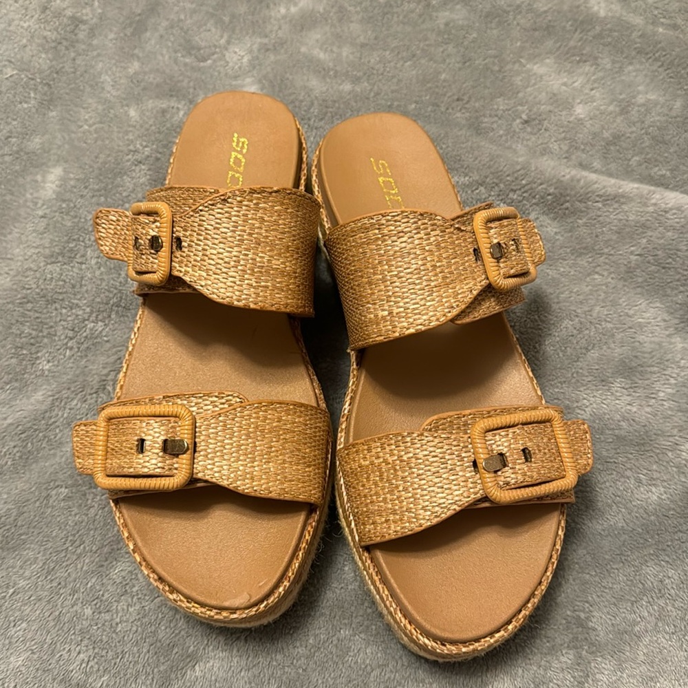 NWOT Soda platform sandals
